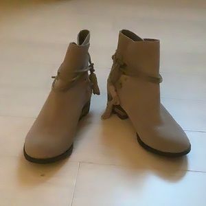 Like new-Sorel Farrah Bootie 7